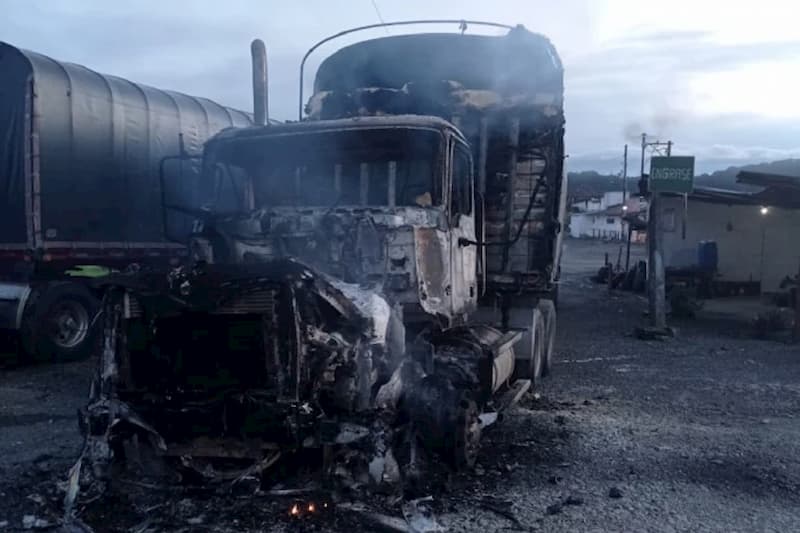 Dos tractomulas quemadas y un conductor lesionado en la vía Medellín a la costa 4