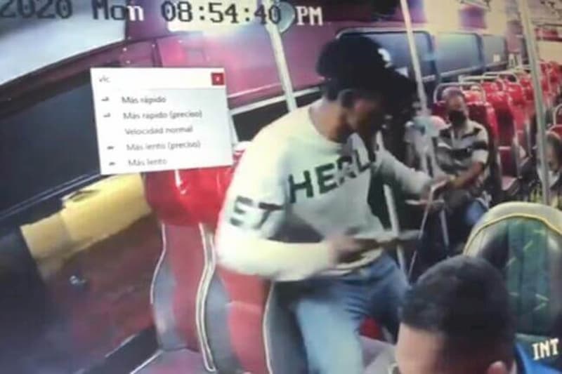Un ladrón a asesina a mujer para asaltarla en un bus en Barranquilla (video) 3