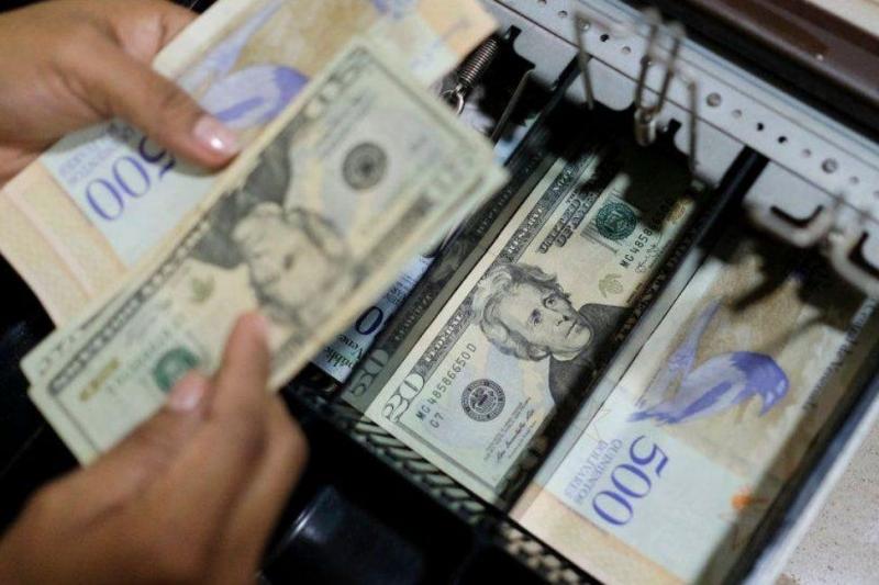 Banqueros analizan de dónde salen los miles de millones de dólares que circulan en Venezuela 1