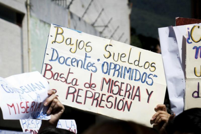 Colectivos atacan concentración de docentes en Caracas (video) 23
