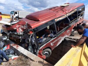 Tres fallecidos y varios heridos en aparatoso accidente de autobús “rojito” en Anzoátegui: se estrelló contra una barrera de concreto (Fotos) 5 Tres fallecidos y varios heridos en aparatoso accidente de autobús “rojito” en Anzoátegui: se estrelló contra una barrera de concreto (Fotos) 5