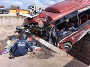 Tres fallecidos y varios heridos en aparatoso accidente de autobús “rojito” en Anzoátegui: se estrelló contra una barrera de concreto (Fotos) 4