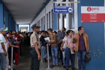 Gobierno peruano propone aumentar causas para expulsar extranjeros del país